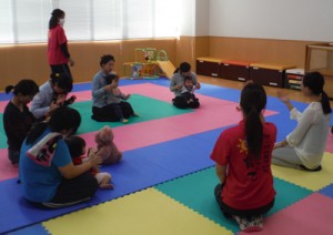 町保健センターの親子教室の参加者。天城町は支援策の拡充で子育て環境の向上を目指す（資料写真）