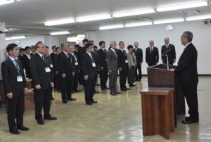 仕事始めに当たり「一丸となって頑張っていこう」と呼び掛けた朝山市長（右）＝４日、奄美市役所