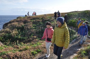 沖永良部島で設定予定のトレイルコースを歩く交流会参加者＝１７日、知名町の田皆岬