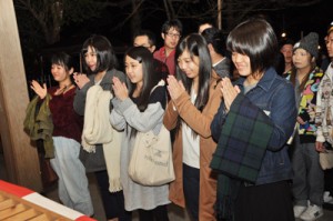 初詣客でにぎわった奄美市名瀬の高千穂神社＝１日、午前０時ごろ