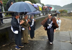 西郷の初上陸の場面も再現された記念祭＝２６日、龍郷町