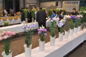 花き生産者から５６点が出品された切り花品評会＝２３日、知名町　