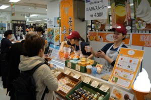 奄美の無添加商品が女性客に人気のブース＝２３日、東京・池袋