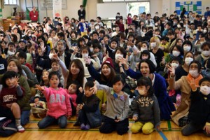 幼児１６０人がリズム遊びなどを楽しんだ新一年生のつどい＝１９日、朝日小学校体育館