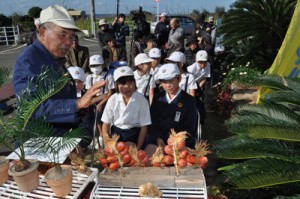 地域のお年寄りの話を聞く国頭小児童ら＝３日、和泊町国頭