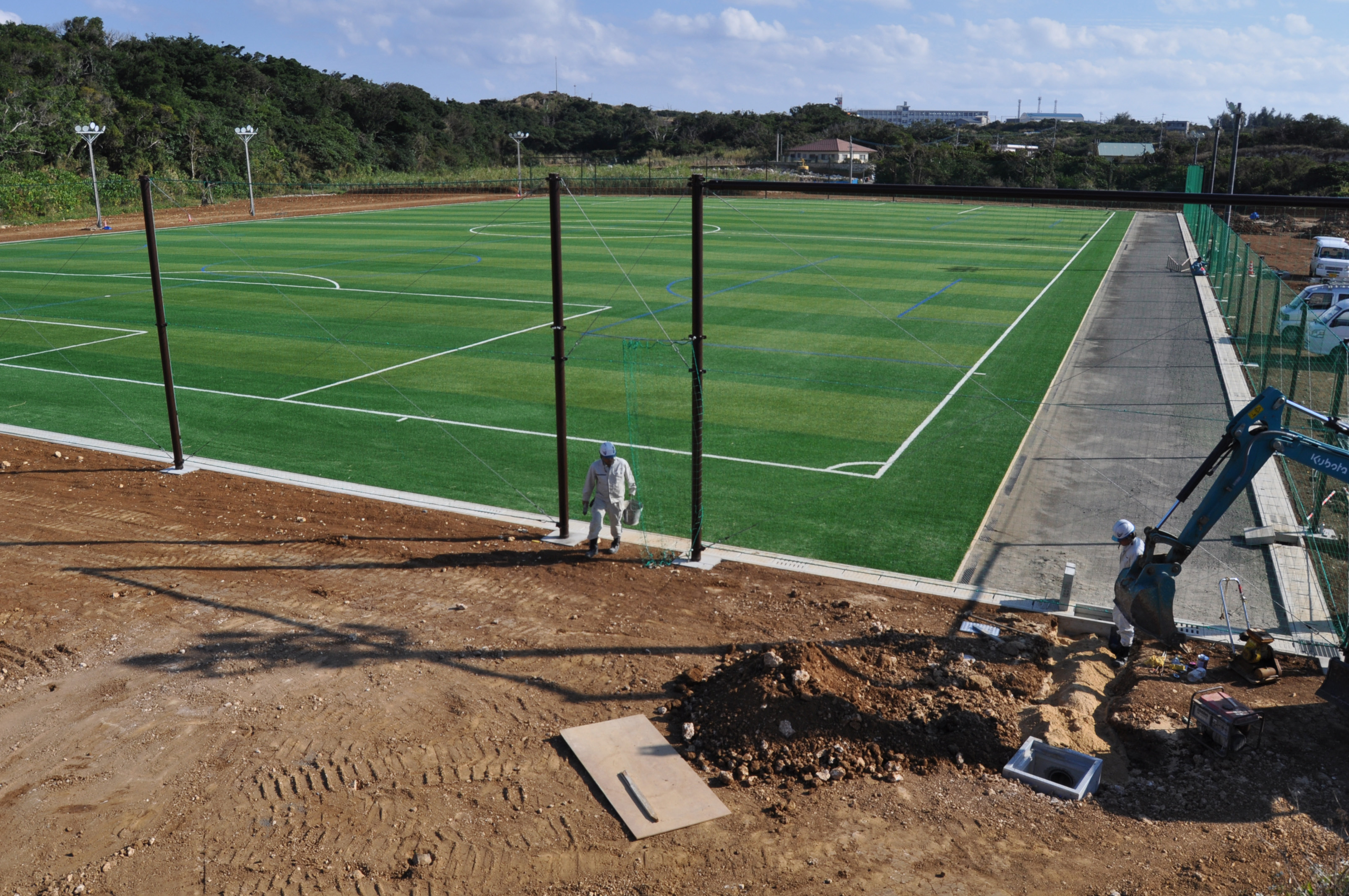 与論町多目的運動広場に人工芝サッカー場完成 南海日日新聞