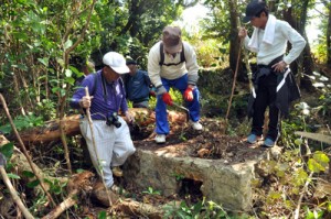 曽津高埼灯台近くの山中で見つかった石釜の跡＝２１日、瀬戸内町