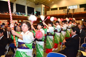 奄美群島各地の伝統芸能や創作舞踊が披露された広域文化祭＝１８日、瀬戸内町