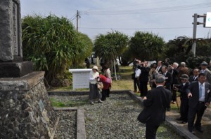 西郷隆盛上陸の地を訪れた荘内南洲会の会員ら＝２０日、和泊町伊延