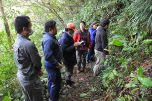 希少種の生息状況を確認する自然保護推進員ら＝２７日、徳之島