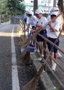 早起きして学校周辺の清掃活動に取り組む名瀬小の児童たち（提供写真）