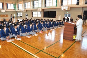 神戸沖洲会の大野会長の講演を聞く高校３年生ら＝１６日、沖永良部高校体育館