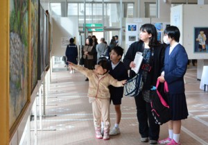 入賞・入選作品７６３点がずらりと並ぶ奄美市美展＝４日、奄美文化センター