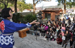 福豆を求めて参拝者が詰め掛けた節分祭＝３日、奄美市名瀬の高千穂神社