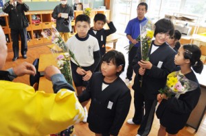 もらった花を長く楽しむ方法などを質問する児童ら＝２日、和泊町立大城小学校