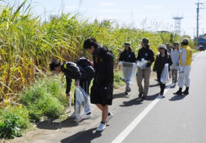 約３５０人が参加した「ボランティア清掃大作戦」＝１９日、伊仙町