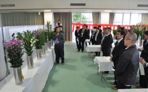 切り花品評会全部門を通した最優秀賞を選出する審査委員ら＝７日、和泊町