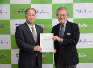 鎌田町長へ提言書を手渡した大江委員長（右）＝８日、瀬戸内町長室