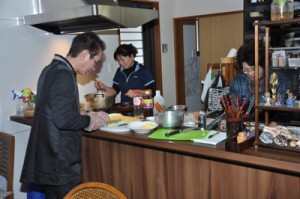 農家体験民宿の開業へ向け、鶏飯作りに挑戦する参加者＝１１日、奄美市住用町