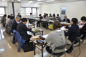 新施設の素案が示された第３回会合＝３日、名瀬公民館