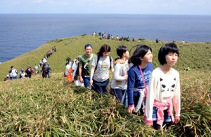 宮古崎の美しい景色を眺めながらさわやかな汗を流した参加者＝１２日、大和村国直の宮古崎