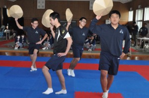 発表の最後に踊りを披露する「島んちゅやっこ」グループ＝１６日、沖永良部高校武道館