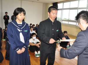 「チャレンジかごしま」学校賞の賞状を受け取る生徒ら＝１６日、伊仙町の面縄中学校