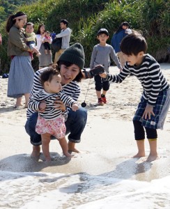 家族連れでにぎわった浜下れ＝３０日、奄美市名瀬の大浜海浜公園