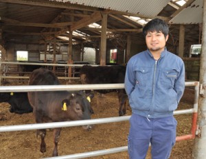 自給粗飼料導入で農水省経営局長表彰を受賞した叶大輔さん＝８日、与論町