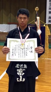 全国スポーツ少年団剣道交流大会中学男子個人戦を制した富山大生（提供写真）