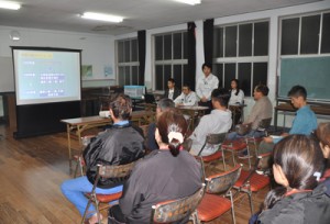 嘉徳海岸浸食対策で県が開催した事業説明会=21日、瀬戸内町嘉徳と浸食を防ぐための土のうが並ぶ嘉徳海岸=21日、瀬戸内町