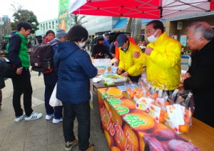 大和村産タンカンを販売して人気を集めた「たんかんまつり」＝２月１８日、神奈川県大和市（提供写真） 