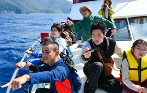 海上でクジラ調査を展開した奄美塾の調査隊＝１２日、大和村沖