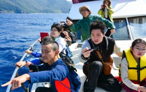 海上でクジラ調査を展開した奄美塾の調査隊＝１２日、大和村沖
