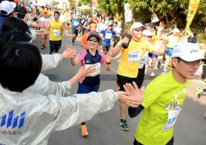 一斉にスタートするフルマラソンの出場者＝５日、与論町茶花