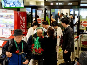 ツアー客らが続々と奄美大島入りした奄美空港到着ロビー＝８日、奄美市笠利町