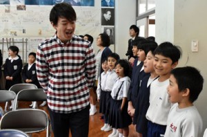 講師に学んだことを意識しながら合唱曲を歌う児童ら＝８日、大川小中学校