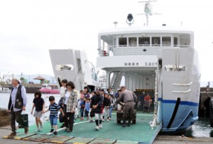 旧船「フェリーかけろま」を利用し、下船する乗客ら＝３０日、瀬戸内町古仁屋