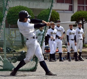 １試合目にサヨナラ本塁打を放つ東海大の本間＝２８日、旧大島工業高校グラウンド