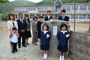 請島での新たな学校生活をスタートさせた三ノ京楓花さん（左）と野崎凰さん＝６日、池地小学校