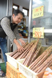 青果店の店頭に並ぶ地場産「ダーナ」＝１８日、奄美市名瀬