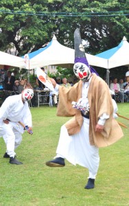 嶋中安穏を祈願して奉納された与論十五夜踊＝１１日、与論町の地主神社