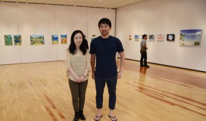 合同作品展を開いた（左から）吉田さん、別府さん＝１５日、奄美市笠利町の田中一村記念美術館企画展示室