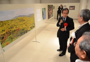 常田守さんの企画展が開幕。作品を解説する常田さん＝２８日、奄美市立奄美博物館