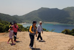 高台から見える景色を楽しむ参加者＝２３日、瀬戸内町請島