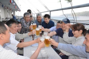 ビールジョッキを手に乾杯する来店客＝２５日、奄美市名瀬