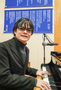 式歌「僕らは翼を持っている」を作曲した平田さん（開校式前のリハーサル）＝８日、光明学園