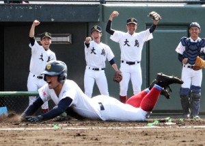 初回裏。太月の中前打で生還する濱田＝３日、県立鴨池野球場