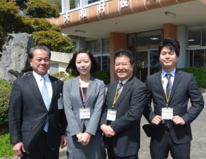 合同会社「ひらとみ」を設立した大和村の伊集院幼村長（左）と地域おこし協力隊のメンバーら＝３日、大和村