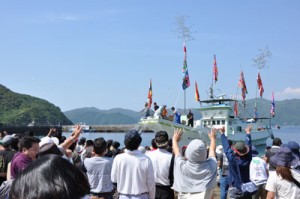 餅投げなどで盛り上がったカツオ祭り＝３０日、瀬戸内町芝